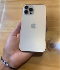 ايفون 12 pro max  . جهاز نضافه 85% . مبدل فقط شاشه اصليه وكاله . بطاري...