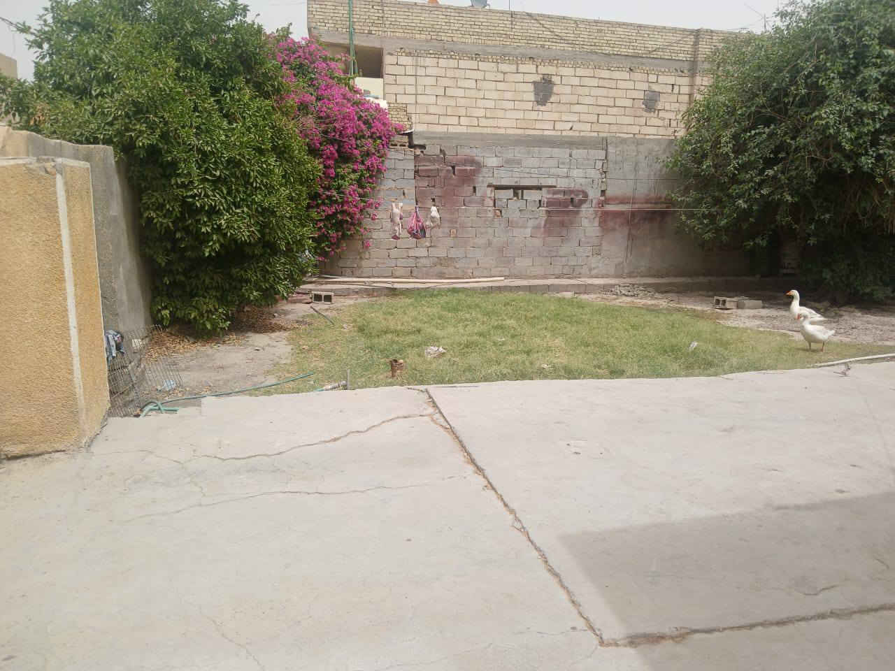 السلام عليكم دار للبيع حي بلال مساحة 850م طابو زراعي سنة 25رابع بيت عن الشارع العام   *********** السعر ٢٥٠ مليون
