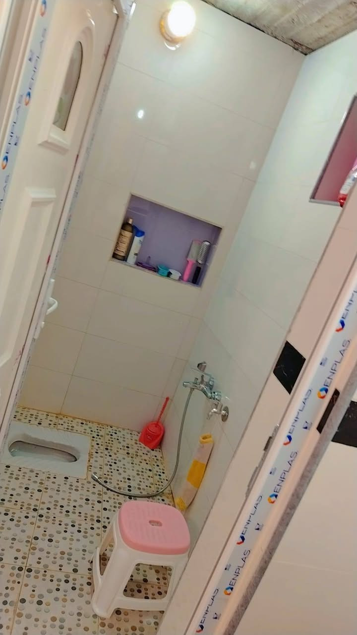 بيت للبيع ١٣٠ متر طابقين
طويريج الرُشيدة
واجهة ٦م    نزال  ٢٣م      السعر (85 مليون)
يحتوي على 
الطابق الأرضي ـ طارمة واسعة -مطبخ-صالة-صحيات -مجموعه مغاسل--غرفة نوم -- استقبال
-----------
الطابق الثاني/ غرفة نوم -مطبخ -صالة- صحيات 

البناء طابوگ
السقف كونكريت
للتواصل الاتصال بنا على الرقم التالي 
‏‪0770 423 9664‬‏
أو مراسلتنا على الماسنجر
