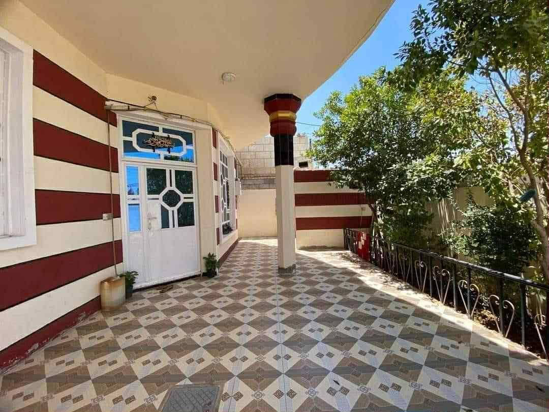 السلام عليكم
يوجد بيت للبيع مساحه 300 متر ركن واجه 15 نزال 20 سند 25 خدمات كامله ماء كهرباء تبليط مجاري البيت يتكون من 3 غرف نوم وستقبال وهول وصاله كبيره ومطبخ وصحيات داخليه وخارجيه وكراج موقع البيت بلجعاره الشراي يتصل ***********
