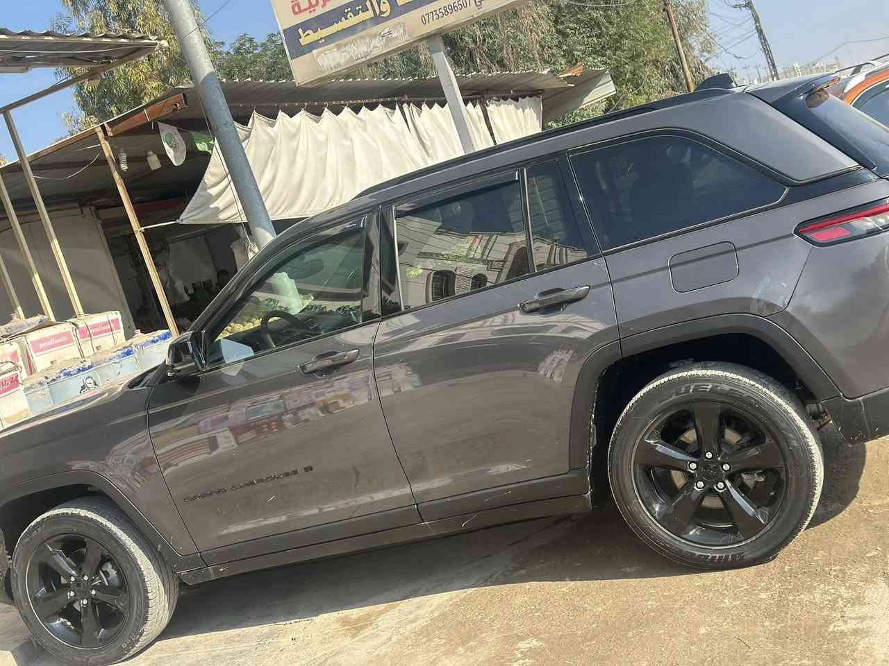 للبيع
سيارة جيب كراند شيروكي 2023

الضرر كلش بسيط بالجاملغ الخلفي اليسار ومعدل ع بارد فقط بدون اي دواخل السيارة كلش ضررها بسيط والنظافة فول 

السعر : 325$ ( مرقم بغداد ) وبيها مجال 

للاستفسار على هذا الرقم / ***********￼

المواصفات: 

المحرك: 3.6 لتر V6 بنزين

🔹 القوة: حوالي 290–293 حصان

🔹 ناقل الحركة: أوتوماتيك بـ 8 سرعات

🔹 نظام الدفع: عادة دفع رباعي 4×4 (قد يتوفر دفع خلفي في بعض الإعدادات)

🔹 استهلاك الوقود: متوسط جيد النسبي لسيارة SUV بهذا الحجم (حوالي 9.5–10 كم/لتر في الاستخدام

️ مقاعد أمامية مكسوة بجلد (أو جلد شبه فاخر مع لمسات Suede)

✔️ مقود مغطى بجلد مع تدفئة

✔️ مقاعد أمامية مدفأة

✔️ نظام تكييف هواء أوتوماتيكي مزدوج المناطق

✔️ شاحن لاسلكي للهاتف 

✔️ فتح وتشغيل السيارة عن بُعد 

شاشة نظام الترفيه Uconnect (تقريبًا بحجم 8.4 بوصة)

✔️ Apple CarPlay وAndroid Auto

✔️ نظام صوتي قياسي

✔️ منافذ USB

✔️ بلوتوث للاتصال والموسيقى 

️ عجلات 20-إنش تصميم Gloss Black (لون أسود لامع)

✔️ لمسات خارجية سوداء 

✔️ مصابيح LED أمامية وخلفية

✔️ شبكة أمامية بلون مميز لمظهر رياضي

✔️ زجاج خصوصي وخطوط تصميم أنيقة  

� نظام مراقبة النقطة العمياء 

🔹 نظام الفرامل التلقائي في حالات الطوارئ

🔹 حساسات وكاميرا خلفية للركن

🔹 مساعد ثبات السيارة (ESC)

🔹 أنظمة تحكم في الجر والتضاريس

