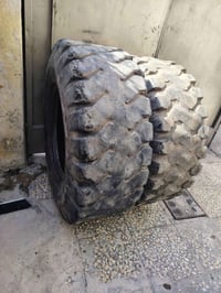 زوج تايرات حجم 17.5.25  صيني شركه  المكان بغداد 07755269135