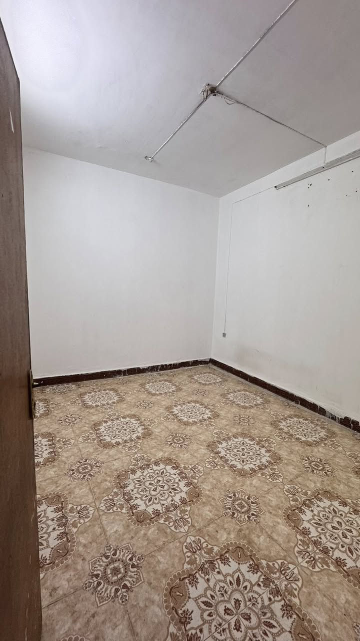 شقه الطابق الاول للأيجار 
- درج معزول -
الجنينه -  حي الرضا 📍  

المساحه :  110 م 
يحتوي على :  2 غرف + استقبال + مطبخ +  صحيات + صاله 
المواصفات :بناء حديث + موقع جداً مميز + شارع عريض 
( عوائل فقط ) 🛑

سعر الأيجار : 500 الف  
للتواصل : 
***********
***********
