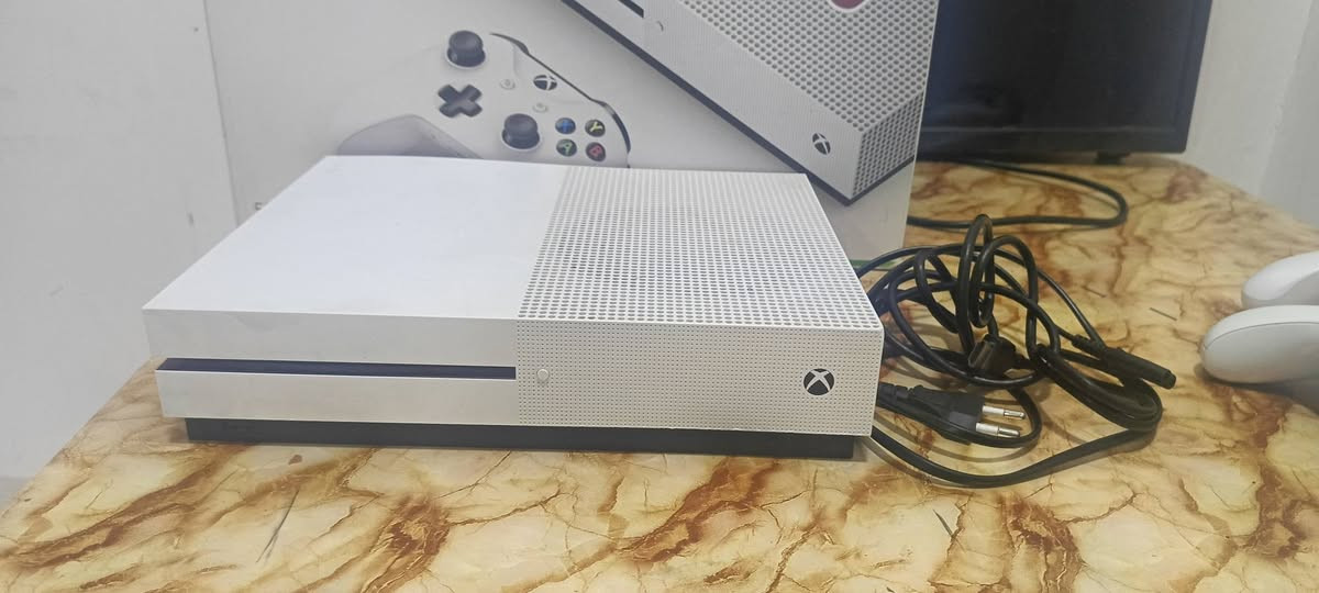 السلام عليكم
Xbox one s /500gb للبيع 

كامل مكمل نظافته 95% 

الله شاهد مفتوح على كد التنظيف

مع 2 جويستك الأولى مالت الجهاز وايرليس 

و الثانية powerA واير

مع كيبورد msi gk50 low profile وايت سويتش فول rgb نقصه بس كم كابس 

وماوس havit 

مع حساب موجود بيه gta v مملوكة 

وايراته كاملة 

السعر:250 وبيه مجال 

للأستفسار: واتساب ***********
