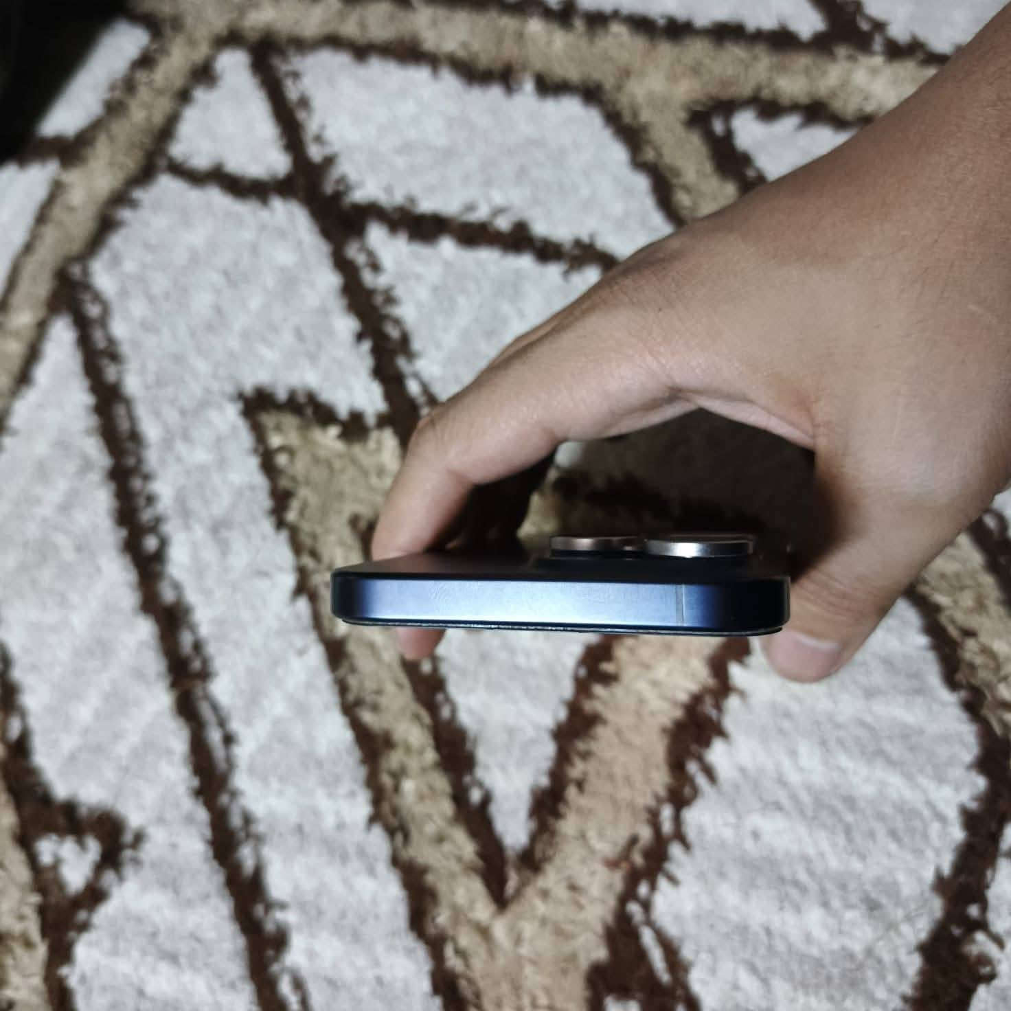 السلام عليكم ايفون 15 للبيع السعر 850,000 وبي مجال  بطاريه 95% ***********
