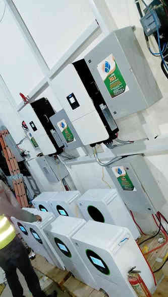 🔋 إنجاز جديد لمكتب روژ للطاقة الشمسية في #باعذرة
🗓️ الاثنين 2025/12/1
بفضل الله وبدعمكم المستمر، يسرّ مكتب روژ للطاقة الشمسية أن يعلن إكمال مشروع تحويل منازل نوزاد خرتو وشيرزاد خرتو وأبو ليزا إلى منظومة طاقة شمسية متكاملة توفر كهرباء مستقرة على مدار الساعة 🌞، مع نظام تشغيل وإدارة كامل عن بُعد.
🚀 مواصفات المنظومة المنجزة:
🔸 ألواح شمسية 615 واط × 40 – ضمان 12 سنة – شركة هواسين
🔸 بطاريات ليثيوم 15 كيلوواط × 4 بسعة 300 أمبير – ضمان 5 سنوات – شركة هواوي – أكثر من 10,000 دورة شحن
🔸 إنفرتر 20 كيلوواط (ثري فيز) – قطعة واحدة – شركة Deye – ضمان 5 سنوات
🔸 قدرة تشغيل مستمرة:
    • نهاريًا: 90 أمبير
    • ليليًا: 50 أمبير
🔋 استغناء تام عن المولدة
يأتي هذا الإنجاز ليؤكد التزام مكتب روژ للطاقة الشمسية بتوفير حلول طاقة متجددة موثوقة وآمنة تلائم المنازل والمشاريع التجارية على مدار الساعة، مع أعلى مستويات الجودة.
🌍 عناوين المكاتب:
📍 بعشيقة – حي الربيع – قرب كافتيريا الربيع
📍 شيخان – مفرق شيخان – قرب مطعم عنتاب
📍 سنجار – سنوني
📞 للاستفسار والتواصل:
المهندس قيدار: *********** – ***********
سلام سلو: *********** – ***********
📲 تابعونا على صفحة مكتب روژ للطاقة الشمسية لمشاهدة المزيد من الإنجازات والتحديثات.
#الطاقة_الشمسية #مكتب_روژ #طاقة_نظيفة #نينوى #العراق #بعشيقة #شيخان #سنجار #دهوك #الموصل #طاقة_متجددة #الاستدامة #روژ_تبدع #باعذرة #كوردستان
