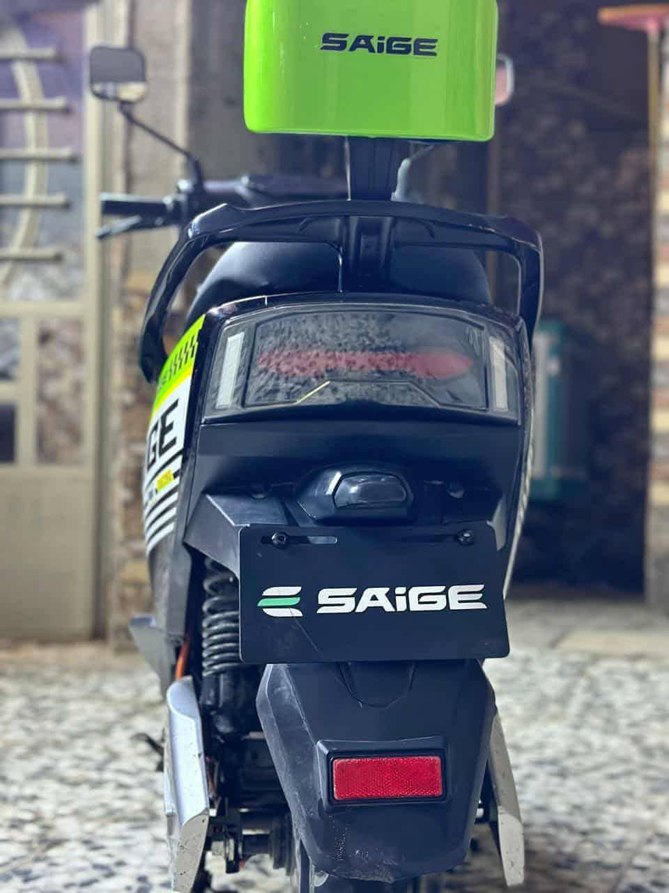 مواصفات الدراجه
1. 6بطاريه اصليه 
2. بصمه تشغيل عن بعد 
3. آنذار سرقه 
4قفل استيرن 
5. لايت عالي ناصي +دبل اشاره 
6. منفذ يويبس 
دراجه اي نقص ما بيها من البيت للمدرسه, السعر 700بيها مجال 
مكاني بغداد الشعب ***********
