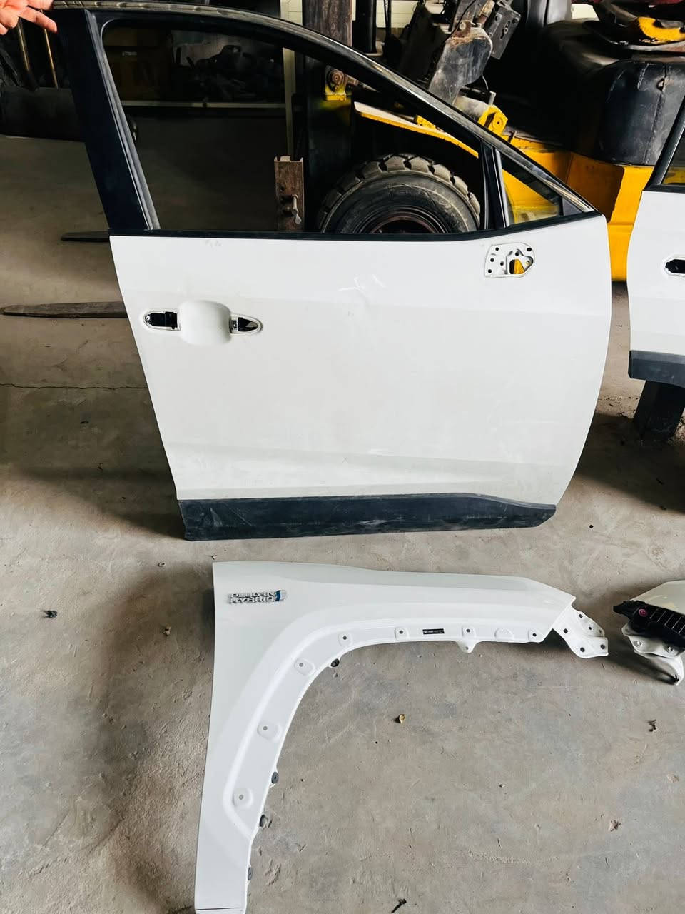 السلام عليكم .
.
موجود بيبان راف فور 2023 ابيض لولوي و بسعر معقول و تحت السوق .
للتواصل ***********
***********
