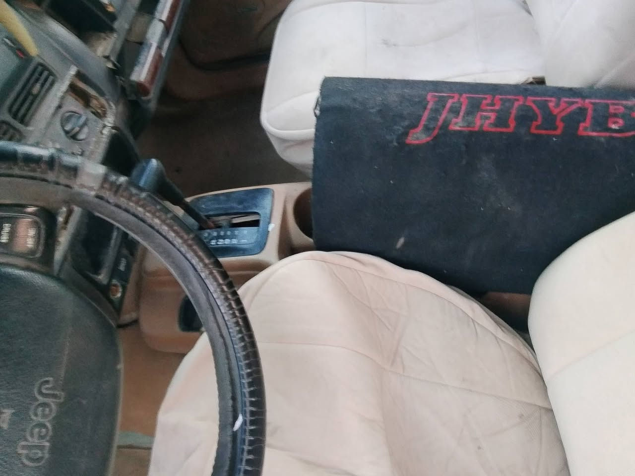 السلام عليكم
اللهم صلي على محمد وال محمد 

جيب شيروكي مديل 97 رقم بغداد شرط تحويل 

مكينه وكير واكسل جدد شرط

كراسي كهرباء جام كهربائي 

السيارة كاطعه نار يعني ب البلك ماكو نار شرط محرك جديد شواصيها مكفولات وباقي شوف العين سعرها مناسب لشراي
 ب 25 ورقه وبيها مجال 

 مكان السيارة بغداد المشتل     *********** 

***********
