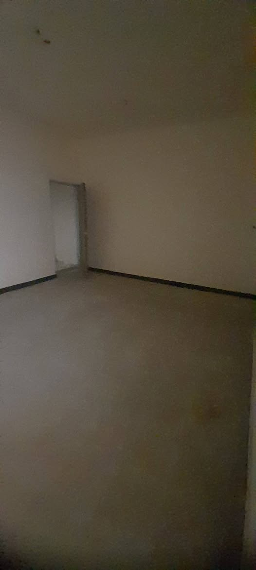 دار للبيع في منطقة الشرطه الخامسه المساحه ٩٠ متر واجهه ٥×١٨ يحتوي على كراج وصاله ومطبخ وحمام وغرفة نوم طابق واحد المراجعه مع مكتب الاماني للعقار للإستفسار/علي ***********
