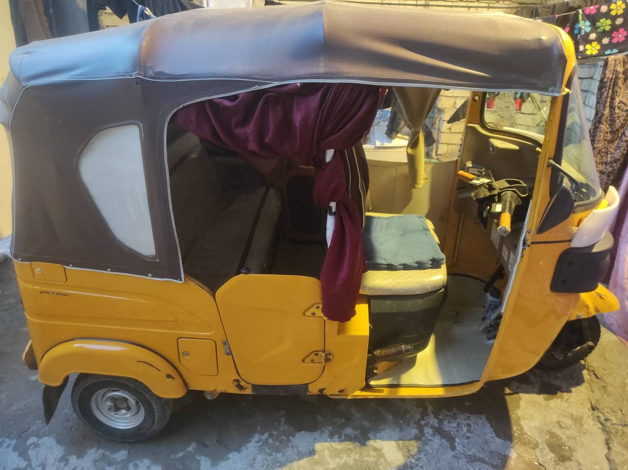 تكتك مديل 22 شهر العاشر
السعر 8 ونص وبيها مجال 
مكفولة من الصبغ فقط لغد راجع عالبارد 
ومبدل بوشة وبستم بدون بگن
سنوية ورقم بأسمي ثاني يوم أحولك 
مدينة الصدر .
***********
