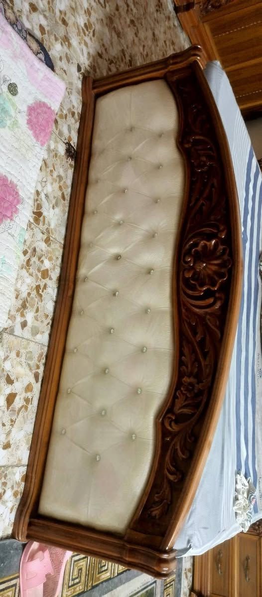 غرفه نوم نظيفه جداا العنوان بغداد / السعر  ٢  مليون وبيهه مجال بعد الي محتاجهه يدخل خاص 
الرقم / ‏‪***********‬‏
