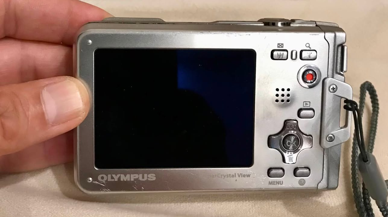 كاميرا ( Olympus Tough ) للسفر و المغامرات .
المواصفات : 
ضد الصدمات والسقوط لحد 2 متر ، ضد الماء و التصوير تحت الماء لحد عمق 10 متر ، مع بطارية جديدة و الشاحن .

العدسة والحساس :
الحساس: 10 ميجابكسل CCD 1/2.3"
العدسة: Olympus Lens 5x زوم بصري 
البعد البؤري: 5.0-25.0mm = يعادل 28-140mm 
الفتحة: f/3.9-5.9 
زاوية واسعة: 28mm ممتازة للمناظر والسفر
الشاشة: 2.7 بوصة LCD 
الفيديو: HD 720p 30fps بصوت ستيريو
الثبات البصري: Dual IS - بصري + رقمي 
التجميد: تشتغل لحد -10°C 
الفلاش: فلاش + LED Light للتصوير الليلي 
الذاكرة: Micro SD
البطارية: Li-ion LI-50B


**إذا كنت صاحب هذا الإعلان وتريد حذفه لأي سبب، رجاءا أرسل رسالة إلى الدعم الفني**