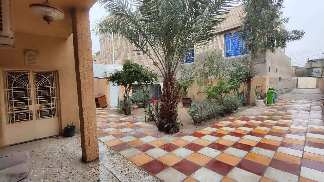 السلام عليكم
بيت للبيع طابقين صب كونكريت طابو صرف المساحة 387 متر بالسند
منطقة الامين الثانية خلف السدة الاولى على الشارع العام 
الطابق الأرضي 
حديقة مساحتها 60 متر مربع
2 غرف نوم + استقبال + هول + مساحة درج + مطبخ + خدمات + ترك خلفي على عرض البيت 
الطابق الاول 
3 غرف نوم + خدمات + سطوح عدد 2 شتايگر
*********** 
السعر 275
