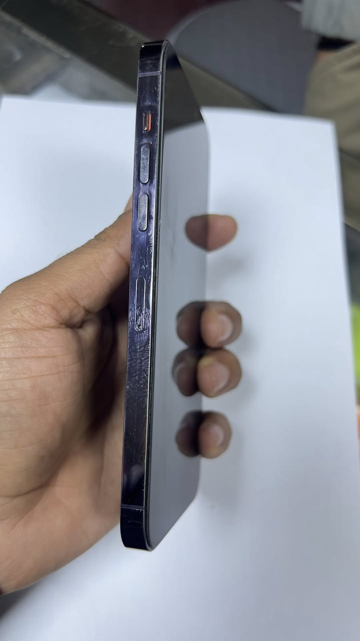 السلام عليكم 
ايفون 14 برو ماكس 
لون بنفسجي 
الجهاز نظيف جداً ما مفتوح ولا مبدل بيه شي 
وتر بروف 
الذاكرة 256
البطارية 76

للتواصل 
***********
