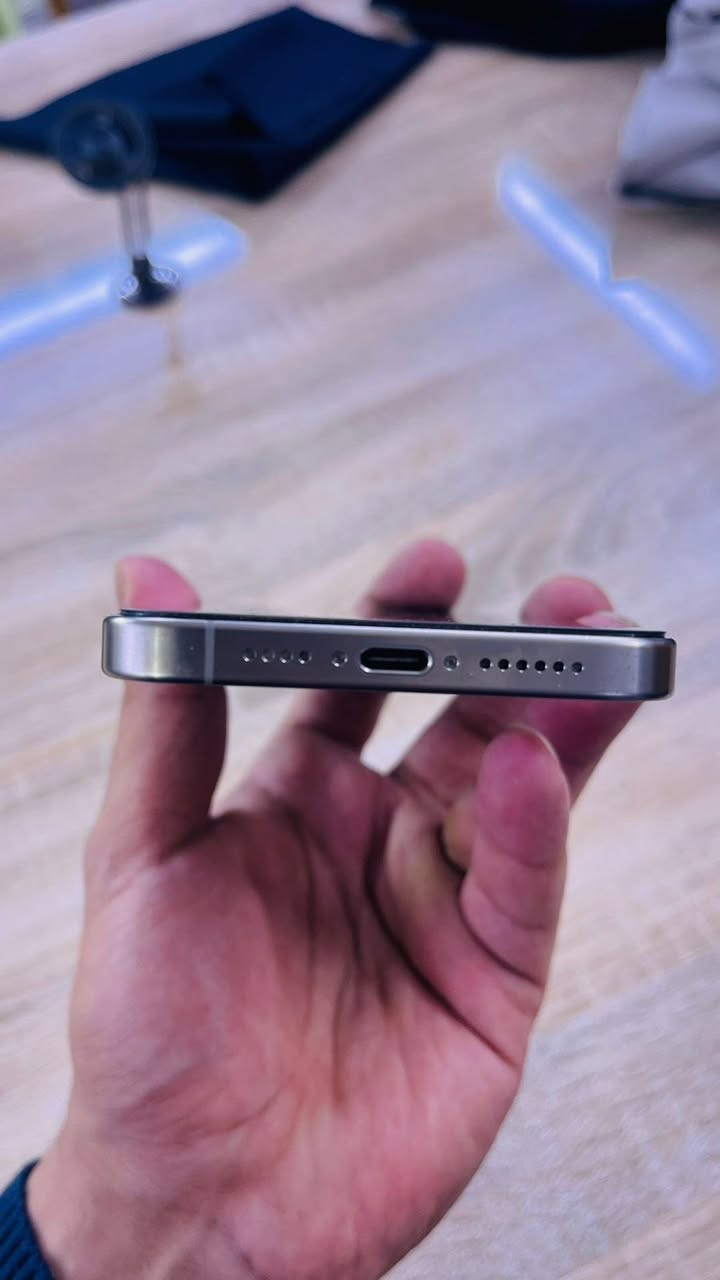 ‏السلام عليكم 

iPhone 15pro max
نضيف جداً البطاريه 86 كامل ملحقات السعر مليون و٢٥ 
العنوان بغداد الشعب 
***********
