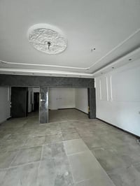 بيت مساحة 240 في الكرادة شارع 62 ، الطابق السفلي كراج سيارة ، استقبال ...