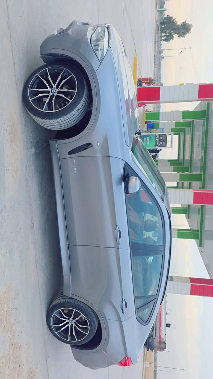 خمس كامرات
حساس جانبي 
حساس 360 درجه 
خمس بردات  
اربع ابواب شفط 
جنطه كهرباء 
هندبريك دكمه 
اوتو هولد 
شاشه عربي 
كشنات كهرباء وخزن 
شفتات ستيرن 
فتحه سلايت 
اشاره ترحيب 
داته شو 
دخول ذكي 
مري شفط وهيتر 
سعر 35000 
350 ورقه.  بيها مجال 
مكان السيارة بغداد الكراده. او محموديه. 
***********.  علي سياره باسمي 
أربيل رقم جديد  
سياره ماشيه 160
مكينه n55
