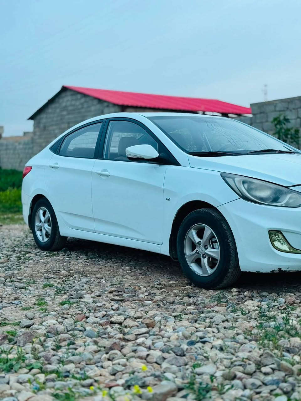 اكسنت 2012 كوري باي كوري
مواصفات واضحه بالصور 
صبغ باب سائق +تعديل بارد حافة البوند 
سعر 105$وبيها مجال ،مكان سيارة موصل 
للتواصل ***********&***********
