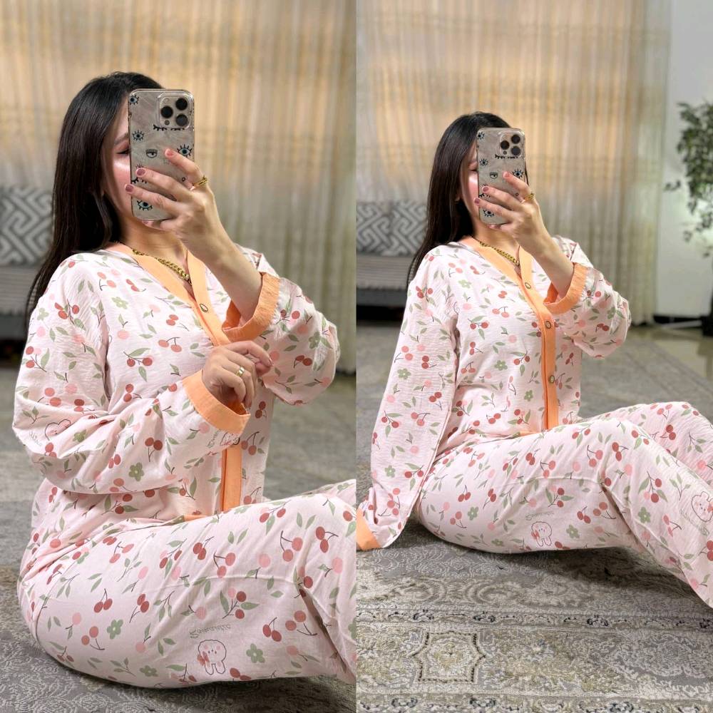 مجموعة من البيجامات والفساتين الجميلة المصممة بألوان ونقشات مميزة. البيجامات مصنوعة من قماش مريح وخفيف مناسب للنوم أو الاسترخاء في المنزل، بينما الفساتين تتميز بتفاصيل جذابة وزخارف تقليدية ملونة تضيف لمسة أنيقة ومميزة. سواء كنت تبحثين عن الراحة أو الإطلالة الفاخرة، هذه القطع تقدم الحل الأمثل لك.