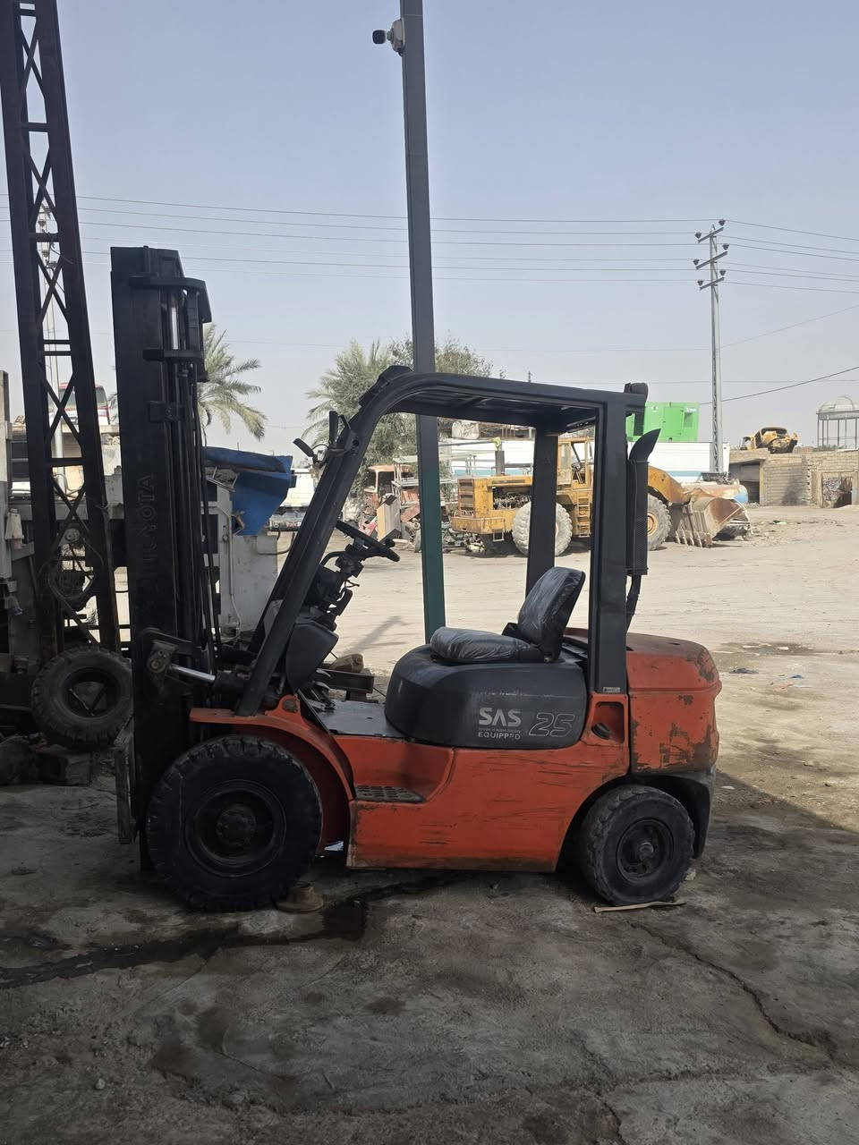 رافعة تيوتا للبيع موديل 2005 طني ونص 3 حركات ***********
