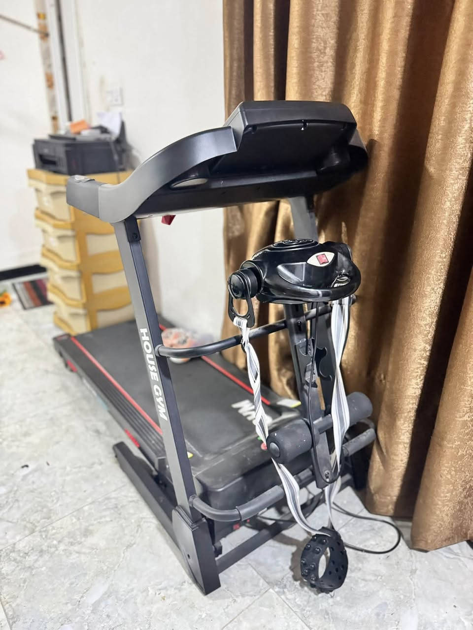 جهاز  جري رياضي للبيع ماركة HOUSE GYM
✅ دبل ماطور جبلي ماطور نحاس
✅ شاشة رقمية تعرض الوقت، السرعة، 
المسافة والسعرات الحرارية
✅ أزرار تحكم سريعة بالسرعة
✅ مفتاح أمان (Safety Key) للإيقاف الفوري
✅ حساسات نبض على المقابض
✅ حامل أكواب يمين ويسار
✅ حزام مساج/اهتزاز مدمج
✅ حبال مقاومة لتمارين الذراعين
✅ قابلة للطي وتوفير المساحة
✅ مناسبة للاستخدام المنزل
✅ سبب البيع مكان ماعدي
✅ مدة الاستحدام ٤٥ يوم
✅ عنواني بغداد  الدورة واكو توصيل
امانه الله نضافتة فول 
تواصل عل خاص


**إذا كنت صاحب هذا الإعلان وتريد حذفه لأي سبب، رجاءا أرسل رسالة إلى الدعم الفني**