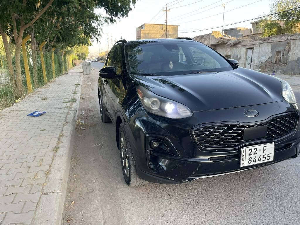 كيا سبورتاج 2021 وارد أمريكي فول (SX Turbo)  كلين بدون ضربه جاملغ امامي بارد
 أعلى فئة ومواصفاتها:
🔧 المحرك والأداء
محرك 2.0 لتر تيربو GDI
قوة 240 حصان (دفع أمامي) أو حوالي 237 حصان (دفع رباعي)
جير أوتوماتيك 6 سرعات
نظام قيادة رياضي مع بدلات تبديل خلف المقود (Paddle Shifters)
نظام دفع أمامي FWD أو رباعي AWD حسب النسخة
🚘 الخارج
جنوط ألمنيوم 19 إنج
أضواء أمامية LED
أضواء ضباب LED
إضاءة نهارية LED
فتحة سقف بانوراما
حساسات أمامية وخلفية
باب صندوق كهربائي ذك
🛋️ الداخل
مقاعد جلد
مقعد السائق كهربائي
تدفئ
تشغيل بالبصمة (Smart Key)
شاشة لمس مع ملاحة
Apple CarPlay وAndroid Auto
شاحن لاسلكي
نظام صوت مميز
🛡️ الأمان
رادار أمامي لمنع الاصطدام
المحافظة على المسار
تحذير الخروج عن المسار
مراقبة النقطة العمياء
تنبيه حركة المرور الخلفية
مثبت سرعة ذكي (Adaptive Cruise Control)
كاميرا خلفية وحساسات بغداد, العراق


**إذا كنت صاحب هذا الإعلان وتريد حذفه لأي سبب، رجاءا أرسل رسالة إلى الدعم الفني**