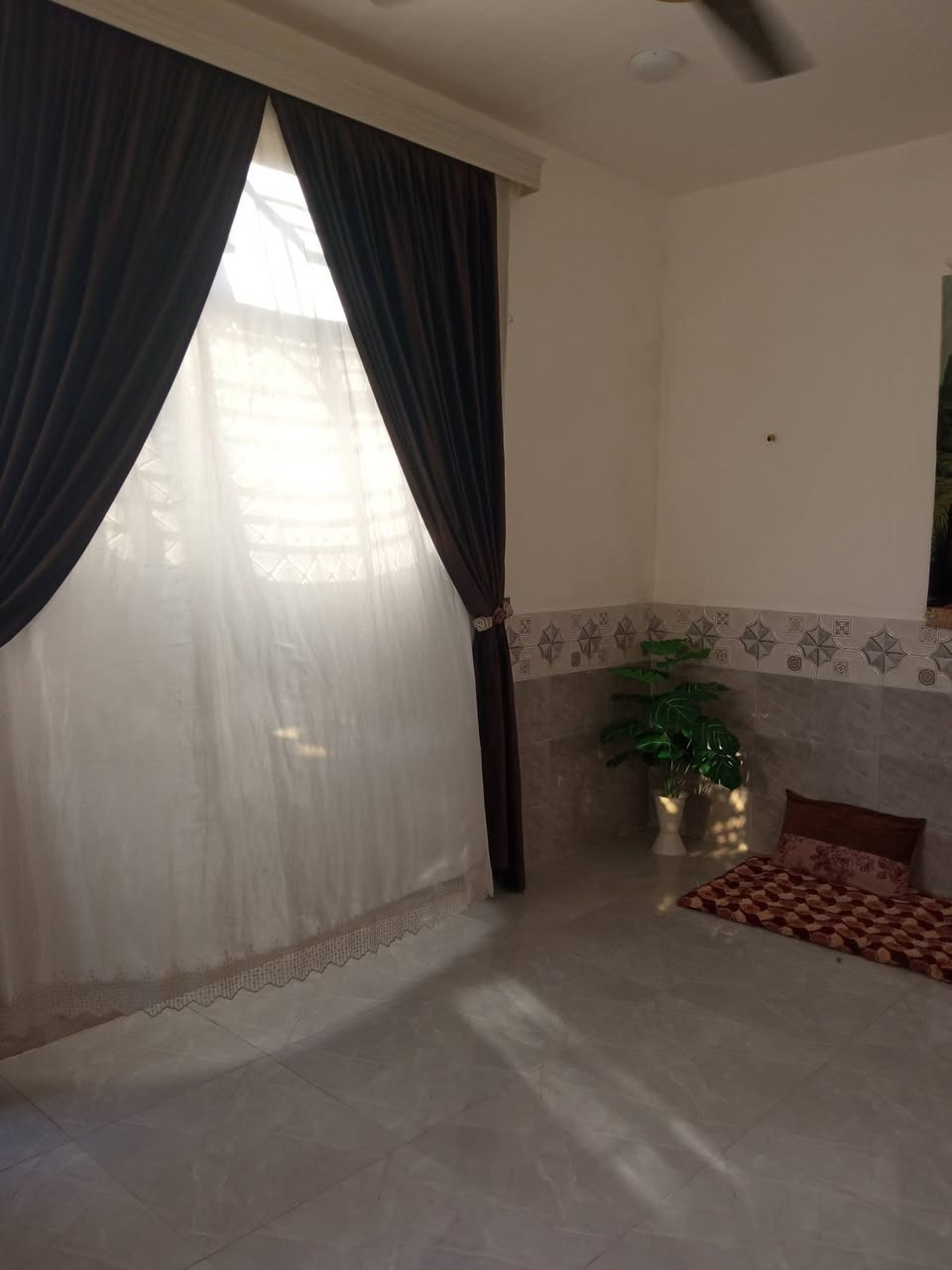 السلام عليكم بيت للبيع موقع محيزم شارع 100 مقابل الصعده مال الرواىي يم الاستداره مساحه البيت 100 متر مربع ركن واجه 10 نزال 10 طابو زراعي سند 25 خدمات كامله عرض الشارع 10 متر طابق واحد بي نقص البيتونه والصطح فقط بيت جديد 

الاستفسار.  ***********
