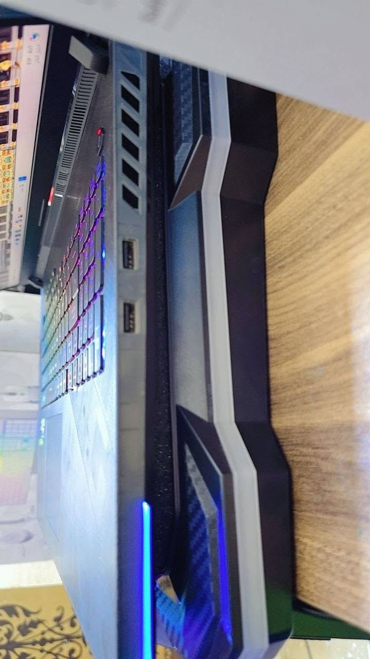 حياكم الله عيوني للبيع: وحش الألعاب والإنتاجية ASUS ROG Strix SCAR 18 (G834JZR) بحالة الجديدة مع كامل ملحقاته اخوان انتبهو هءا فئه الscar الي هو اعلى فئة باسوس وليس فئه الgالي هو ادنى من الاسكار
حياكم الله عيوني للبيع: وحش الألعاب والإنتاجية ASUS ROG Strix SCAR 18 (G834JZR) بحالة الجديدة مع كامل ملحقاته اخوان انتبهو هءا فئه الscar الي هو اعلى فئة باسوس وليس فئه الgالي هو ادنى من الاسكار
فرصة مميزة لاقتناء جهاز متكامل للأداء العالي (ألعاب، مونتاج، وتصميم) بحالة ممتازة جداً وتحت ضمان الشركة.

المواصفات التقنية للجهاز:

المعالج: Intel Core(TM) i9-14900HX بسرعة 2.20 GHz.

الذاكرة العشوائية (RAM): 32.0 جيجابايت.

كرت الشاشة: NVIDIA GeForce RTX 4080 Laptop GPU بسعة 12 جيجابايت.

التخزين: هارد بسعة 1 تيرابايت.

نظام التشغيل: Windows 11 Pro.

البطارية: كفاءة ممتازة تعمل بنسبة 86% من سعتها الأصلية.

الملحقات الإضافية (جديدة بالكامل):

حزمة Fantech (5 في 1): تتضمن ماوس، كيبورد، وماوس باد أصلية.

ماوس الوكالة الأصلي: ROG GLADIUS III.

تبريد خارجي: قاعدة تبريد (Notebook Cooler) من نوع NC22 لضمان أفضل أداء.

محول متعدد المنافذ (HUB): من نوع Yesido (يدعم شحن PD بقوة 140زاط ومنافذ USB 3.0/2.0).

إضافة إضافية: شاحن متنقل ملحق مع الجهاز.

ملاحظة: ملحقات الجهاز مامستخدمات بحالة الجديدة تماماً وتحت ضمان الشركة. وموجوده الوصولات
اما الجهاز استخدام قليل وبطاريته صحتها86٪
كلش كلش نظيف الجهاز اخوان توصيل ماعندي عنواني بابل

  مع كامل ملحقاته مامفتوحات من الباكيت 
 السعر: تاخذه كامل هو وملحقاته
 ب3 مليون و400وبي مجال ان شاءالله 
تواصل واتساب او خاص  ***********

حياكم الله عيوني للبيع: وحش الألعاب والإنتاجية ASUS ROG Strix SCAR 18 (G834JZR) بحالة الجديدة مع كامل ملحقاته اخوان انتبهو هءا فئه الscar الي هو اعلى فئة باسوس وليس فئه الgالي هو ادنى من الاسكار
