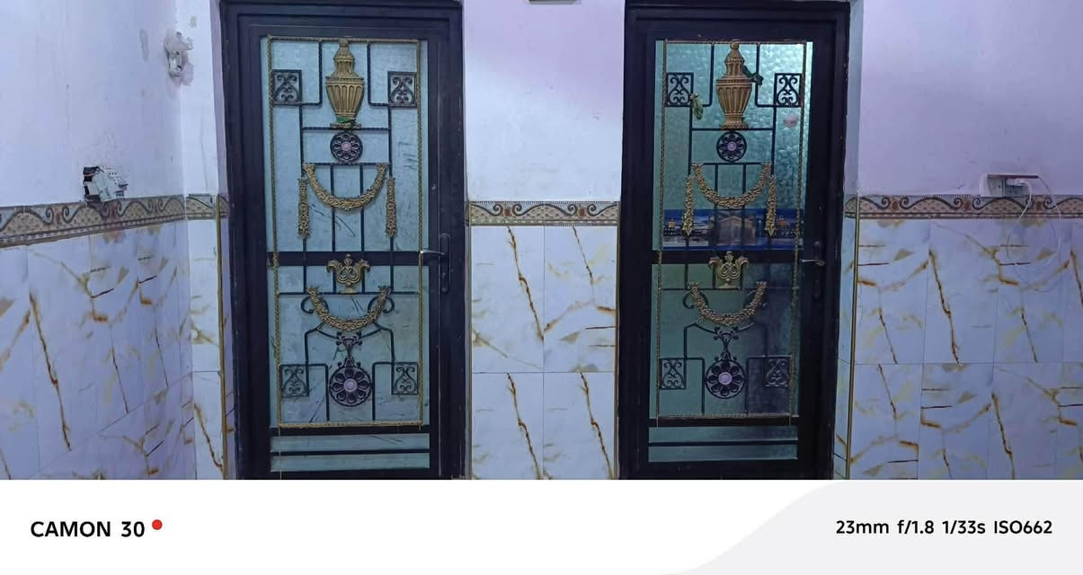 � بيت طابقين للبيع – ناحية العكيكه / حي العسكري
📐 المساحة: 120 متر
📏 الواجهة: 6 متر
📏 النزال: 20 متر
🔹 الطابق الأول:
بناء طابوق وسقف كونكريت
يحتوي على:
 • ديوانية
 • مطبخ
 • صحيات داخلية وخارجية
🔹 الطابق الثاني:
بناء فرنسيون وسقف عكادة
يحتوي على:
 • غرفتين
 • صالة
 • مطبخ
✅ البيت كامل من جميع النواحي وجاهز للسكن
📞 للاستفسار:
*********** – أزهر أبو علي
*********** – حيدر أبو زين
📍 أو زيارة مكتب أزهر للعقار مقابل بلدية العكيكة
