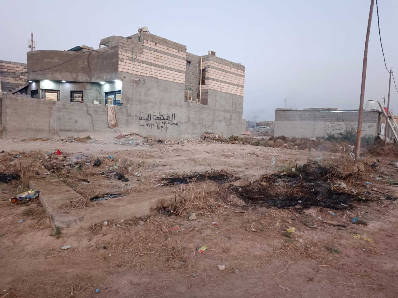 قطعه ركن للبيع في الجزيره شارع زين العابدين كاع الدكتور قرب مدارس الهادي مساحة ٢١٠ متر بيهه بتلو طابو زراعي سند ٢٣ السعر 40مليون وبيهه مجال 
***********
