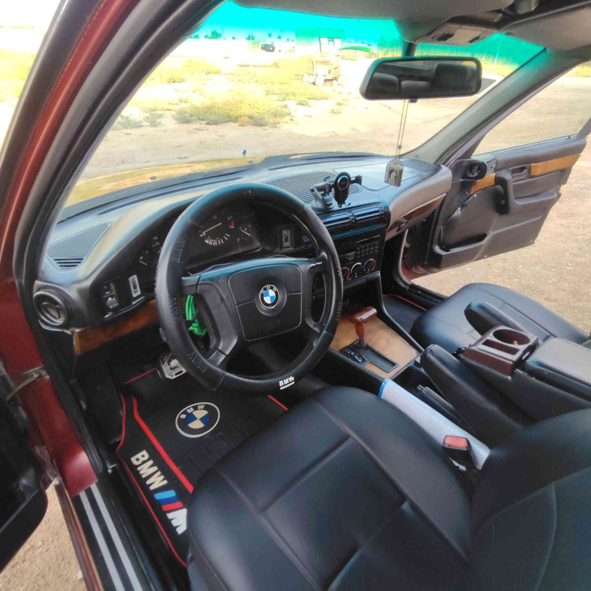 535 للبيع موديل 92 سياره خير من الله تبريد .فتحه . كهربائيات كله شغال . بيه مكينه 525 مسكر عدل دبل فانوس مكان السياره واسط .*********** واتساب
