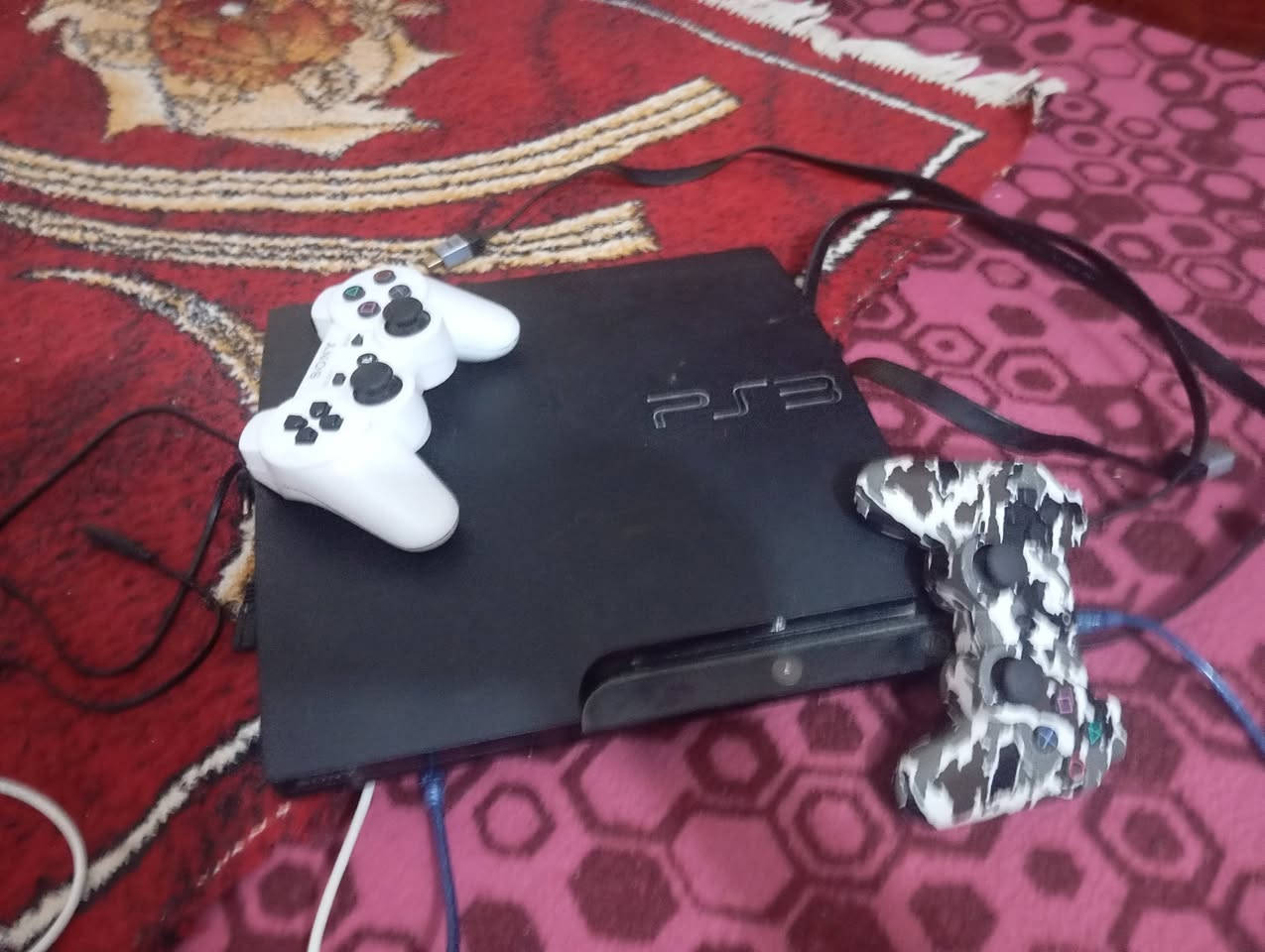 بلي ستيشن 3 للبيع يحتوي على 2 جوستيك 
و2 واير وهارد ذاكره 500g والبلي نضيف شغال مابي اي شي السعر 140 الف دينار وبي هواي مجال 

للتواصل خاص او اتصل على هاذا الرقم ***********
