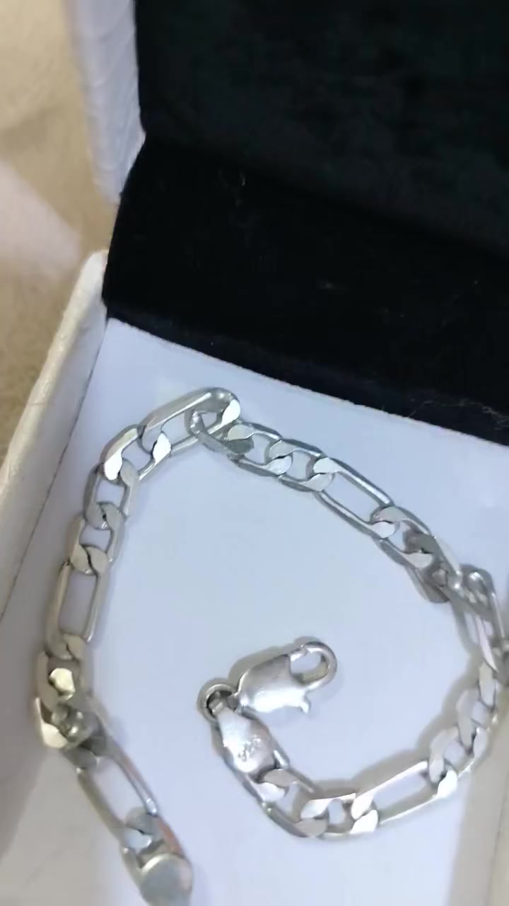 سوار مختوم 925 ابيعلك قطعه لاوزن ولافحص شراي يجي خاص


**إذا كنت صاحب هذا الإعلان وتريد حذفه لأي سبب، رجاءا أرسل رسالة إلى الدعم الفني**