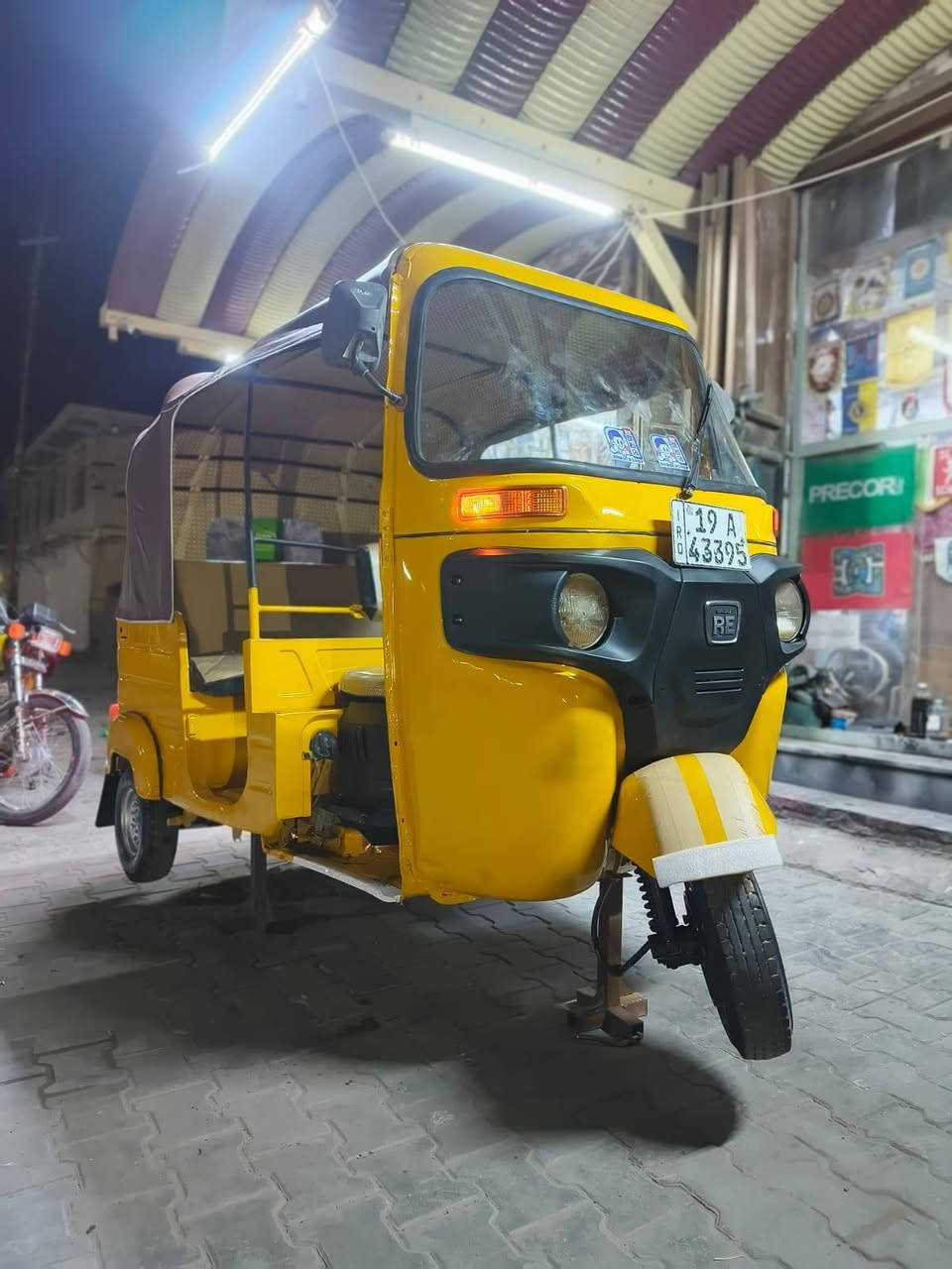 من رخصة الادمن
السلام عليكم.    تكتك 19شهر 11
داخلة بل عشرين رقم وسنوية بسمي امداور ثاني يوم  كهربائيات كلهه جديد تخم تاير جديد
مكينه  مجفته مرة وحده التكتك علا وضع الشركة 
بدون اي حادث بس  اخياسات وشخوط عمرتهة  مصبوغه للجماليه
السعر5،700بيهه مجال شي قليل هاي مال جناي 
مكان كربلاء حي العسكري 
الاتصال بالرقم***********
