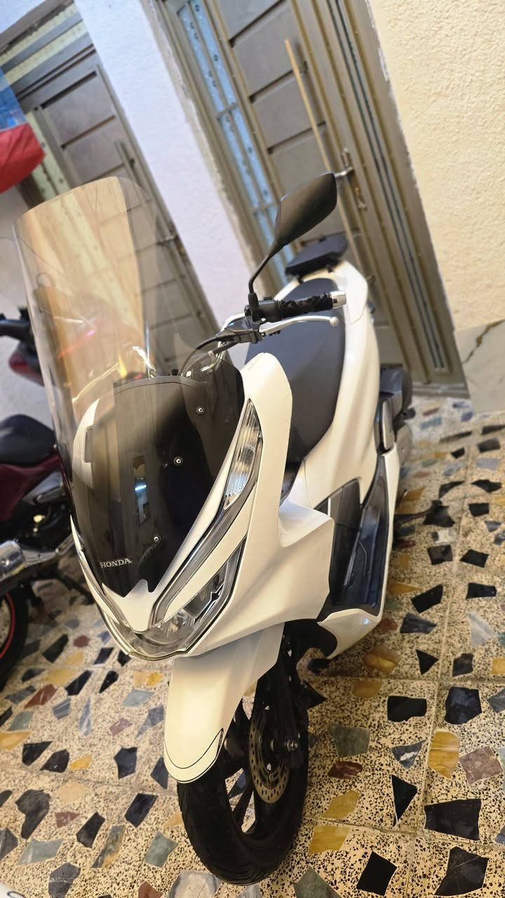 السلام عليكم  .   PCX جيل الثالث ياباني موديل 2020  بصمه للبيع 
الدراجه مكفوله كفاله عامه الدراجه مال رمبه كله شغاله حساس زدحام و ستان كهربائي كله شغاله ماشيه  37  الف حقيقي لون ابيض صدفي لون مميز مكينه 125cc           .    ياباني  .  رقم الشاصي  (  JF  )
الدراجه بيه جامه طويله بلاديه مالته مال رمبه و قاعده مال جنطه هم بلاديه و بيه جهاز انذار مال سرقه غراضه كلهن بلاديات اجن وياهه من الرمبه 
مكاني بغداد مدينة الصدر السعر على الاتصال 
رقمي  ( *********** )
