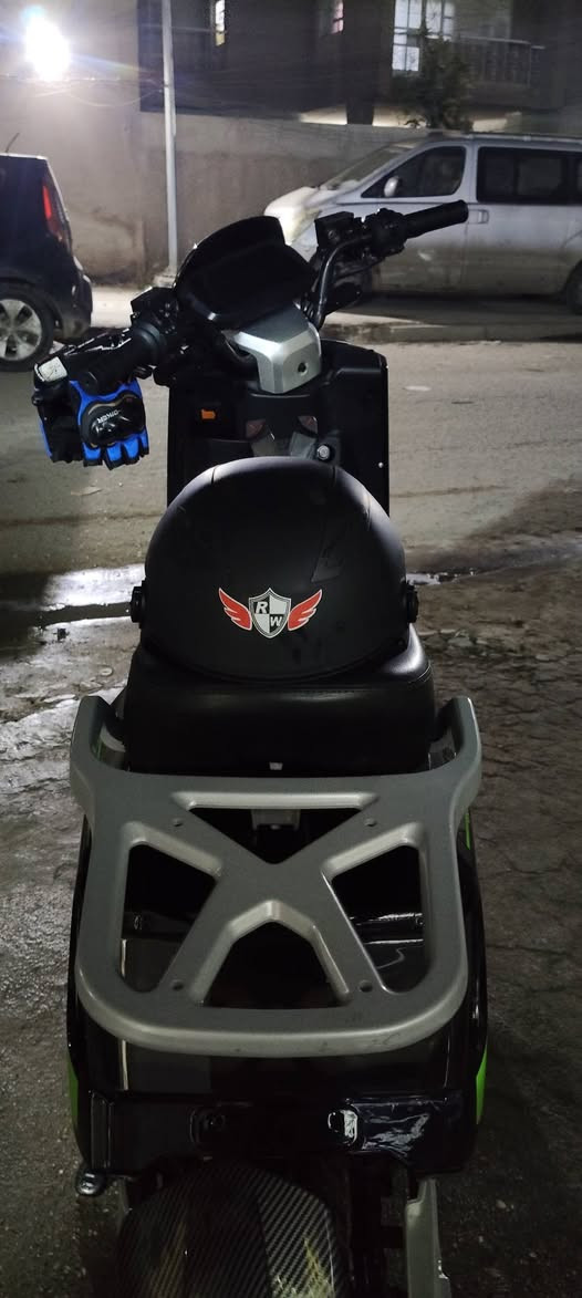 N1GTدراجة شحن
بطاريه ليثيوم فوسفات الحديد اعلى جوده 30 امبير 60 ڤولت 
استعمال4 اشهر
motor: 1500w 

الحموله القصوى: 150kg

المسافه بالشحنه الوحده: 65km 

السرعه القصوى: 80km الشلعة فووول 

الشاشة تشتغل بس ما تقره صح

الكڤر الأيمن طك و رجعته بـ براغي

يجي وياها هدية خوذة و جفوف و ستاند موبايل كله جديد مو مستخدم🎁

المكان المشتل شارع المطبك

السعر 650 ألف🔥 بيها مجال 

للاستفسار ***********
