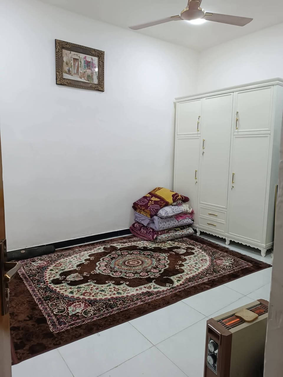 بيت تجاوز بحي البساتين أوحي السلام الدخله مالتة من جامع المرتضى أول فرع على اليسار طابق اونص الطابق الثاني سندويج ضد الحريق طرمه.استقبال حولي غرفه نوم جوة اوغرفه فوك+سطح ***********
