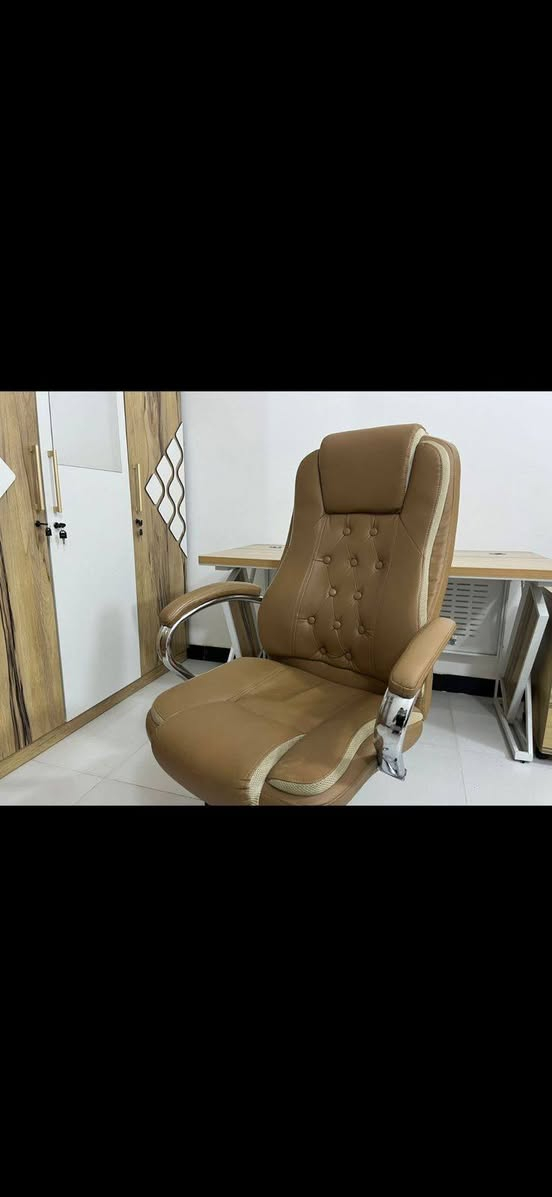 سلام عليكم
كرسي وميز ولوكر نظيفات جدا
السعر 180 للاستفسار خاص او 
*********** واتساب فقط
