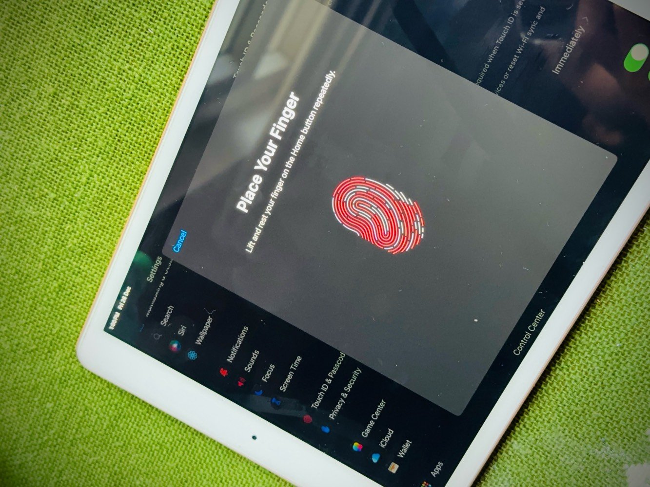 ايباد ابل جيل ٧ ذاكره ١٢٨ بلادي مكفول مع كارتون الاصلي نموذج m بطاريه ٧٨ اصليه جهاز نضيف ومكفول كامل قطاره بلشحن 