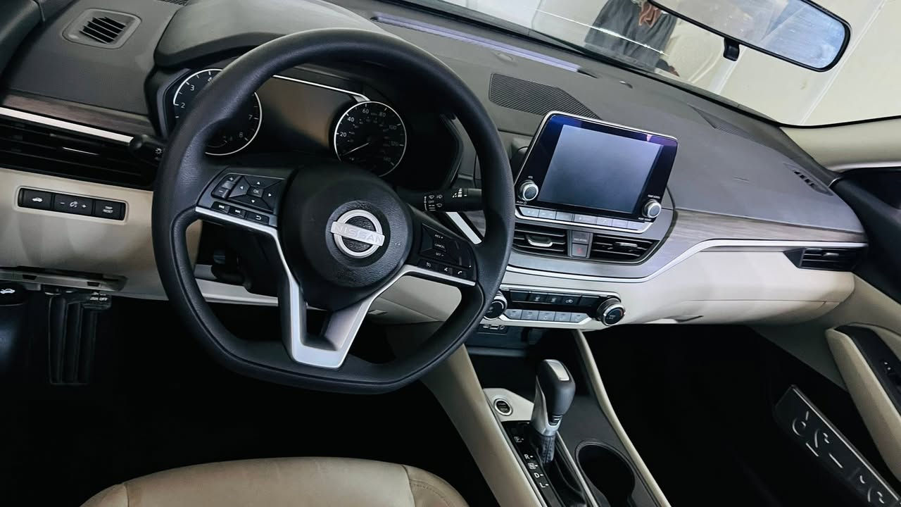 Altima SV 25
بونيد صبخ بدون دواخل بدون شاصي 
رقم شاصي صونر موجود نشر
داخل ابيض
كير محرك بشرط 
١٤مايل ماشي 
رادار حاسه حجرد بيلاد 
مكان كلار 
***********
