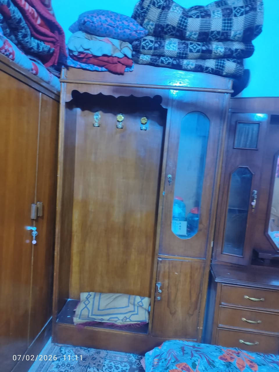 سلام عليكم غرفة اخشاب تسكام نظيفه عراقيه مستخدمه قليل وسعر مناسب تواصل خاص او اتصال   ***********
