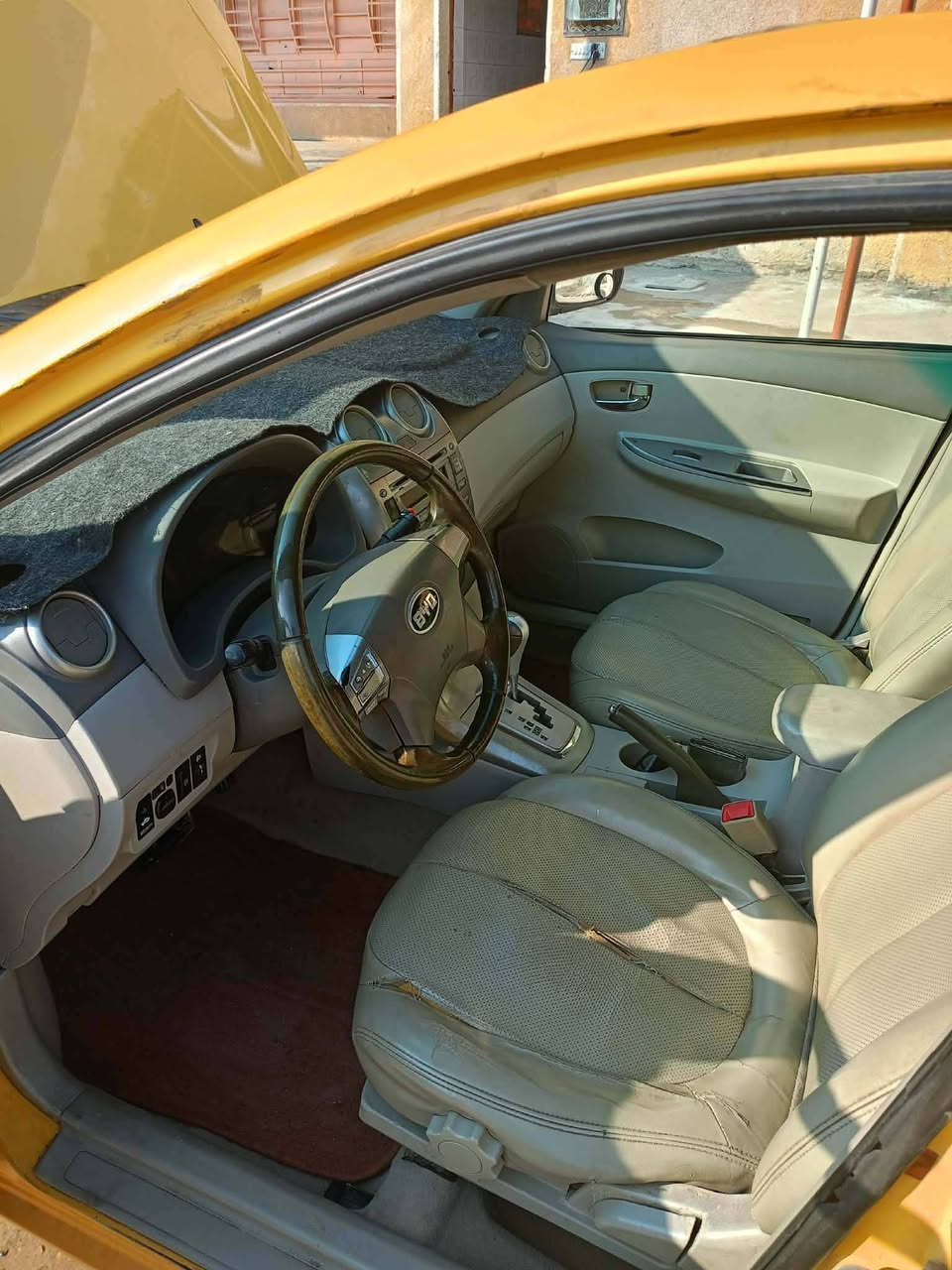 سلام عليكم بي وايدي جي 3  بسمي رقم بغداد هزة جديدة مصفرة هيئة وا غرامات محرك جيد صدرها 90% بيها ٣ قطع تبديل مدون دواخل مسويلها ادامة كاملة بور +مشط+واتربم + قوايش ورولات ونوزلات + اذاين وا تايرات أمامي جديد  النواقص يلي بيها الكير جفته  قبل فترة وبي مشكلة بلنمرة وجامة سلايد مكسورة وريمون البصمه فقط السعر ٤٠ وبيها مجال حك الجية علية ***********
