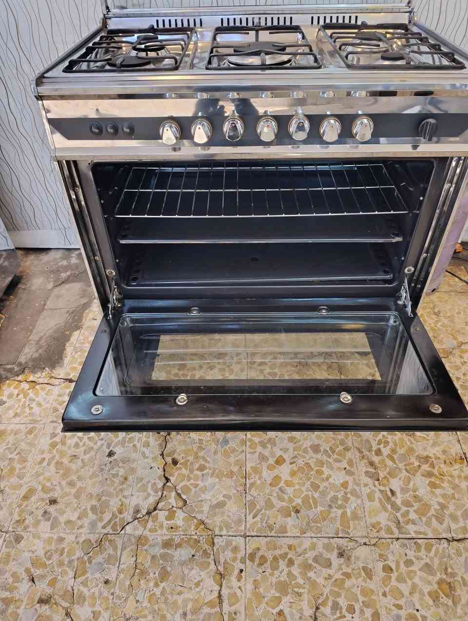 سلام عليكم طباخ يوني فينصل الايطالي طباخ اخو الجديد افران منفصله يشتغل فوك وجوه بنفس الوقت او طفين واحد وشغلين واحد حسب الرغبه نضام سيفتي حمايل للطفال العنوان بغداد الامين شارع صيدليه النضاميه قرب افران السلام ***********
