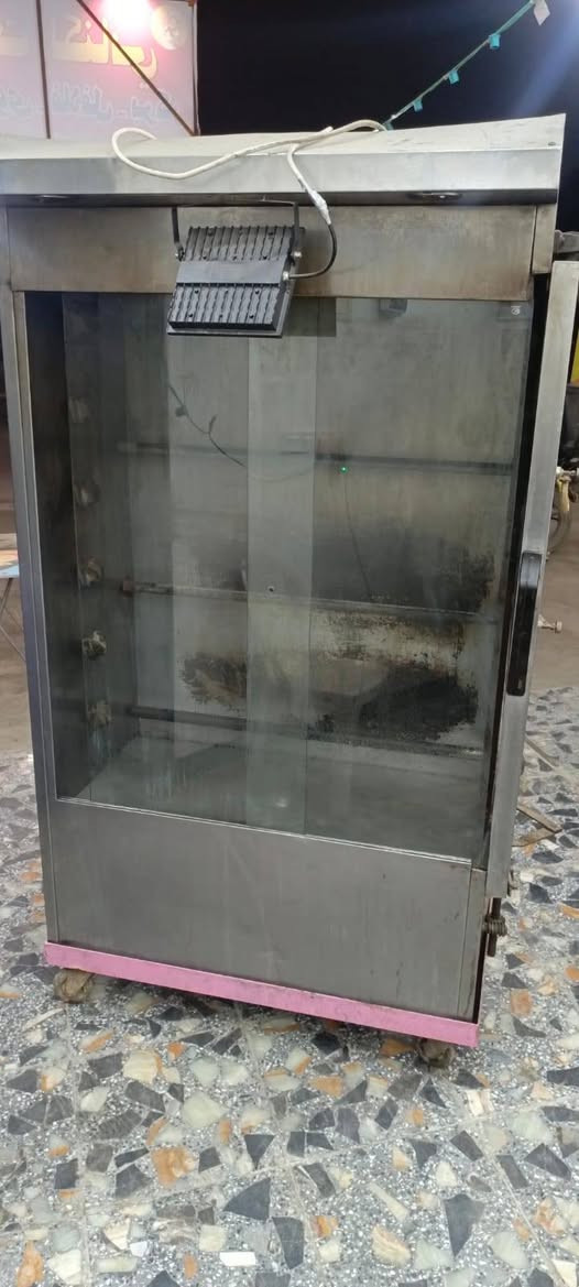 متاح شوايه دجاج نضيفه ومرتبه كامله من كلشي وياه 6اشياش وعكارب كامله مكان بغداد فلكت حي النصر  السعر مناسب اليريد  يتصل ويدلل ***********
