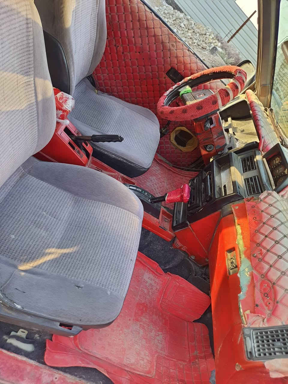 السلام عليكم نيسان تيرانو 93 مكينة 6سلندر ونجي  
مكينه خير من الله حداديه وسط تخم تاير نضيف سنوية 
نافذة بل23رقم نجف مالكها يمي بلحله سعر 34 وبيها مجال
***********  ما متواجد  فيس فقط اتصال
