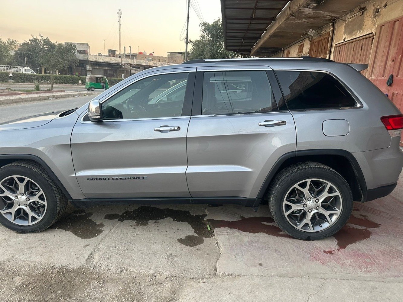 جيب شيروكي لاريدو
الموديل : 2021 . (وارد امريكي) 
مثل ما موضح بالصور
ماشية حالياً 107 
المحرك : V6.  3.6L .
رقم بغداد بأسمي
المواصفات :
* فتحة
* شاشه كبيرة 
* المقاعد الامامية كهربائية مع الجلد والتدفئة
* نقطة عمياء .
* ويل قياس 20 انج .
* مقود السائق من الجلد  . 
* تدفئة ستيرن . .
*السيارة ماشية 12 الف ميل 
* مصابيح امامية زنون . 
* كشافات ضباب بروجكتر زنون . 
* تشغيل عن بعد .
* صندوق كهربائي .
* حساسات خلفية .
* كاميرا خلفية .
* مرايا متحسسه للضوء العالي .  
* بلوتوث تلفون . 
* محدد سرعة . 
* نظام تشغيل واطفاء اوتماتيكي للمحرك للتوفير من صرفالوقود . ( Auto Start System ) .
* نظام بريك اوتماتيكي ( Auto Break System ) الخلفي
وبعد بيهة هواي مواصفات
السعر 27 وبيهة مجال بسيط
للاستفسار
***********