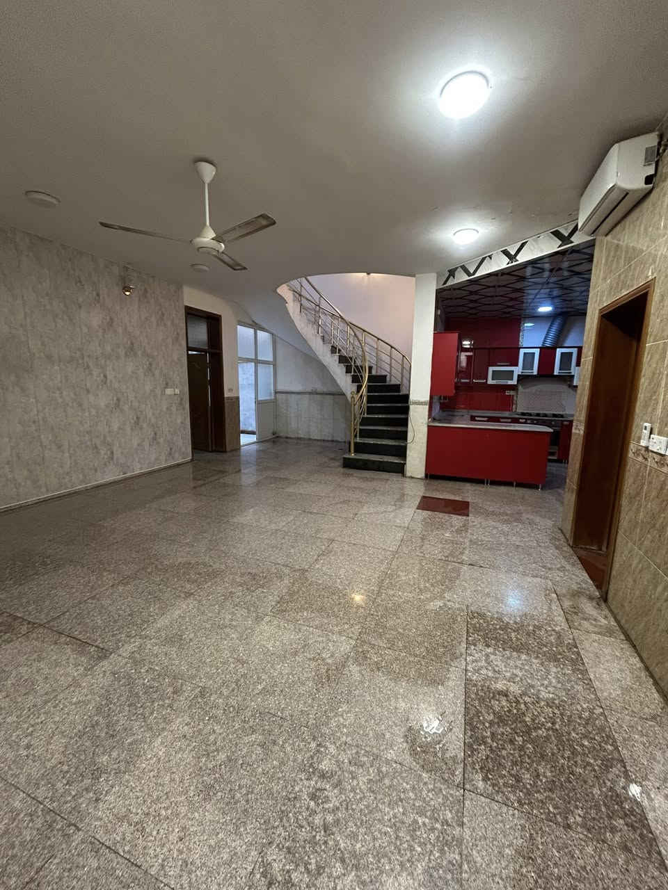 للايجار دار جديد 
الموقع القادسية حي الضباط مقابل مدرسة الغفران 
يحتوي على خمس  غرف نوم  وكل غرفة تحتوي سبلت وثلاث حمامات وصالة واستقبال ومطبخ مجهز بكاونترات  تركي وكراج 
المساحة 250 م
للاستفسار ***********
