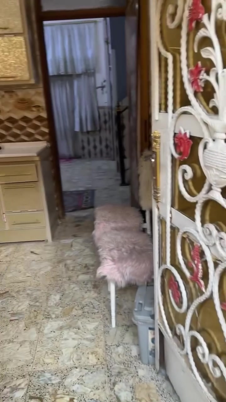 السلام عليكم بيت للبيع طابو زراعي مساحه ١٠٠ متر مربعه في البلديات تقاطع الكهرباء خلف مجمع الشذر الطبي يحتوي على ٥غرف نوم وحده في الطابق الأرضي و٣في الطابق الثاني وغرف في السطح تعتبر مخزن يحتوي على مدخلين مدخل للاستقبال ودخل للمطبخ البارد وصاله وغرفه نوم وصحيات خارجيه وداخليه ومطبخ حار و٣ غرف في الطابق الثاني وصاله وصحيات وبيتونه وغرفه في السطح تعتبر مخزن الاتصال على الرقم ***********
