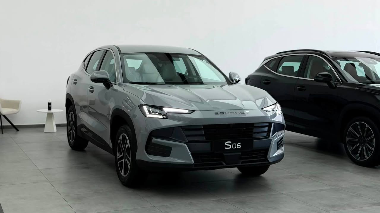ب 25,700,000 مليون دينار عراقي 
مع للوحات المرورية 💥
SOUEAST S06 COMFORT 2026 
العداد: صفر كيلو متر
المحرك: 4 أسطوانات 1.5L تيربو 156 حصان
العزم (نيوتن-م.): 230
ناقل الحركة: اوتوماتيكي دبل كلاتش من 6 سرعات
استهلاك الوقود: 7.8 لتر لكل 100 كم
الضمان الأساسي: 6 سنوات أو 200,000 كم (أيهما أولا)
ضمان المحرك: 10 سنوات أو 1،000،000 كم (أيهما أولا / للمالك الأول)
المواصفات:💯
﻿إطارات قياس 18 إنج
﻿شاشة عرض ترفيهية قياس 12.85 إنج
﻿شاشة عدادات رقمية قياس 8 إنج
﻿مقصورة الركاب من الجلد الفاخر
﻿﻿مراية الوسطية مع خاصية التعتيمي (يدوي)
*كاميرا خلفية
*نظام الفرامل اليدوية الاوتوماتيكى Auto hold 
﻿نظام التحكم بنزول المنحدرات
﻿حساسات خلفية
﻿نظام التحذير من التصادم الخلفي
﻿نظام ابل كار بلاي واندرويد أوتو لاسلكي
﻿نظام صوتي متطور 4 سماعات
﻿بلوتوث / هاتف السيارة
﻿مصابيح أمامية أوتوماتيكية LED مع مصابيح نهارية LED
﻿فلتر تنقية الهواء (N95)
﻿دخول ذكي (بصمة)
﻿تشغيل عن بعد
﻿خاصية إغلاق الشبابيك عن بعد
﻿ماسحات الزجاج الامامي مع حساس للمطر
﻿مسند الذراع الوسطي مع ثلاجة
﻿وضعيات قيادة متعددة
﻿نظام مراقبة ضغط الإطارات
﻿وسائد هوائية امامية وجانبية عدد 2
السيارة تابعة لضمان الوكالة الرسمية
شركة آفاق الخليج للوكالات التجارية (احدى شركات مجموعة هارلم) 

للإستفسار : ***********☎️
